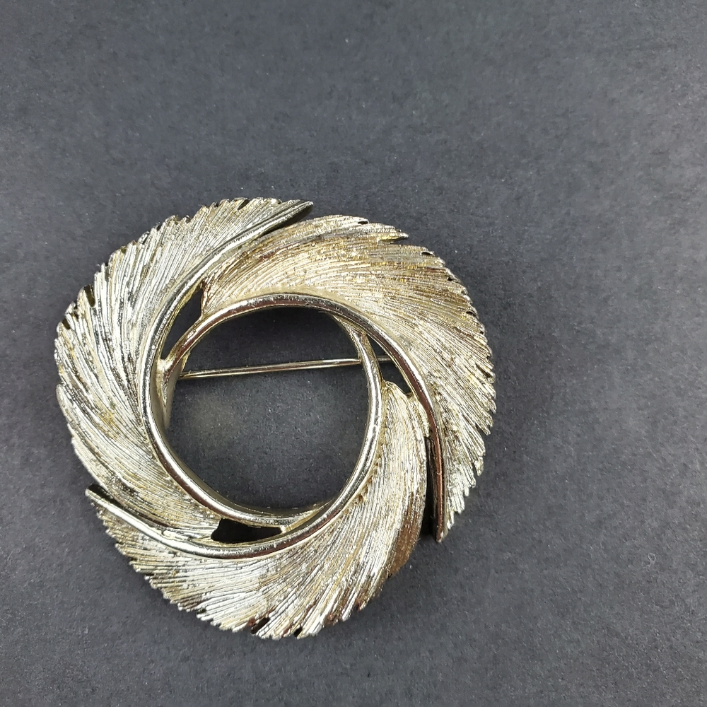 Vintage silvered gold brooch 2 in.